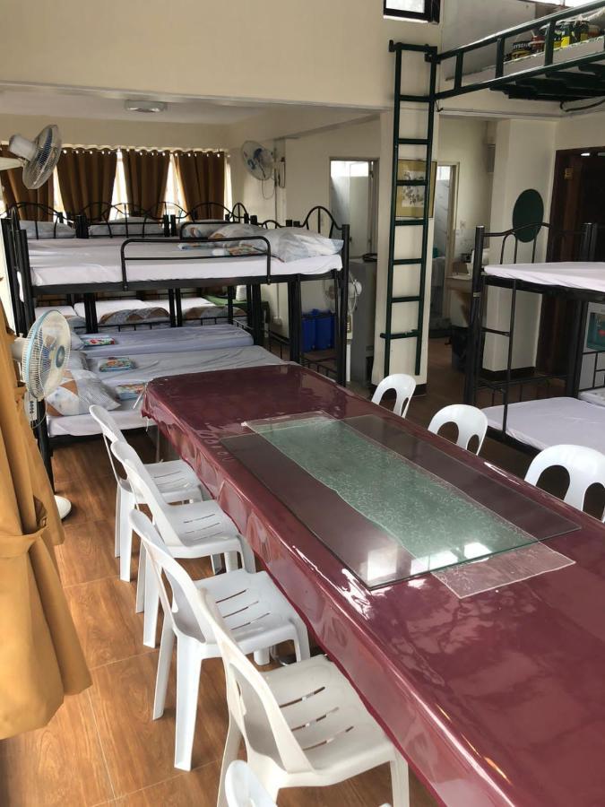 The Mansion: 18 Pax Budget Near Airport Terminal Pasay Apartment