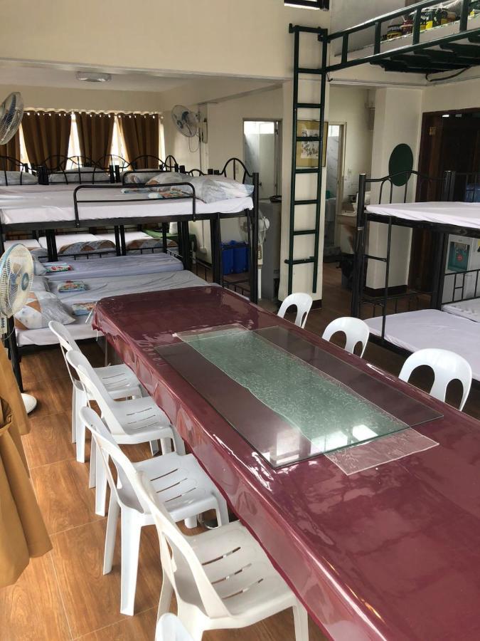 The Mansion: 18 Pax Budget Near Airport Terminal Pasay Apartment *