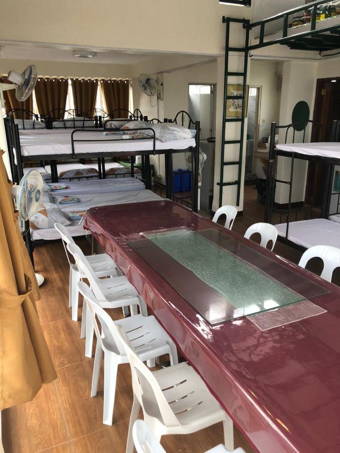 The Mansion: 18 Pax Budget Near Airport Terminal Pasay Apartment